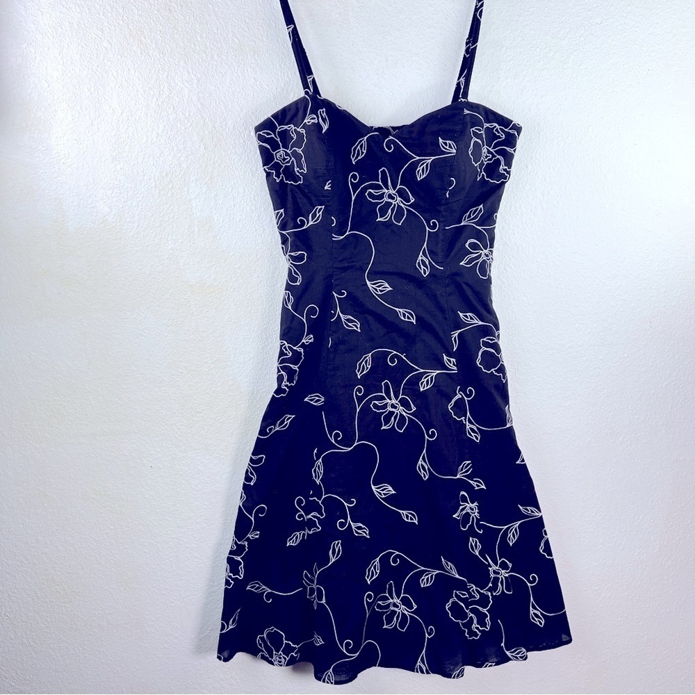 WHITE HOUSE BLACK MARKET Black & White Sweetheart bodice strapped dress. Size 6
